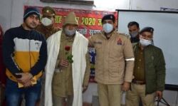सेवानिवृत्त पुलिस कर्मियों को एसपी ने भेंट की गीता