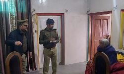 असहाय वृद्धा के लिए इंस्पेक्टर बन गए लायक बेटा