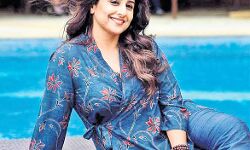 42 बरस की हुई बॉलीवुड की लेडी शाहरुख खान 42 बरस की हुई बॉलीवुड की लेडी शाहरुख खान