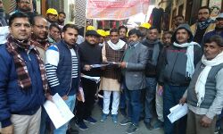 विद्युत विभाग ने बकायेदारों के साथ दिखाई गांधीगिरी