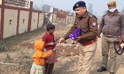 IPS ने बच्चों को चाॅकलेट देकर मनाया नववर्ष