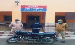 भट्टे से चोरी की बाईक के साथ चोर अरेस्ट भट्टे से चोरी की बाईक के साथ चोर अरेस्ट