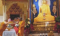 विश्वशांति के लिए बौद्ध भिक्षुओं ने की विशेष पूजा-अर्चना