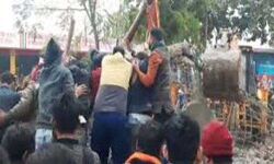 श्मशान घाट की छत गिरने से 18 की मौत, 20 घायल श्मशान घाट की छत गिरने से 18 की मौत, 20 घायल