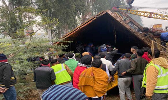 उत्तर प्रदेश- पशुओं से भरा कंटेनर खाई में गिरा, छह मरे