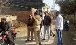 दिन निकलते ही बैंककर्मी से लगभग एक लाख की लूट