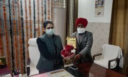 डीएम शामली को व्यापारी नेताओं ने बुके एवं प्रतीक चिन्ह देकर किया सम्मानित