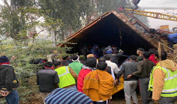 उत्तर प्रदेश- पशुओं से भरा कंटेनर खाई में गिरा, छह मरे