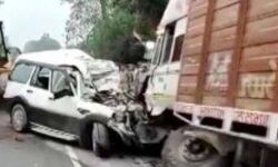 कार ट्रक टक्कर में पांच की मौत चार घायल कार ट्रक टक्कर में पांच की मौत चार घायल