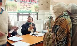 खराब मौसम भी नही रोक पाया समस्याओं से परेशान लोगों के कदम खराब मौसम भी नही रोक पाया समस्याओं से परेशान लोगों के कदम