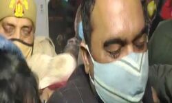 शमशान घाट हादसा-25 मौतों के जिम्मेदार ठेकेदार को महिला ने चप्पल से मारा शमशान घाट हादसा-25 मौतों के जिम्मेदार ठेकेदार को महिला ने चप्पल से मारा