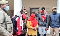 बेटियों के साथ महिला ने घर में ही चला दिया नोट छापने का कारखाना