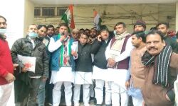 कांग्रेसियों ने विद्युत विभाग के खिलाफ किया प्रदर्शन