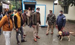 पुलिस के चैकिंग अभियान से कचहरी में मचा हडकंप पुलिस के चैकिंग अभियान से कचहरी में मचा हडकंप