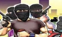 बदमाशों ने किया सुरक्षाबलों पर हमला, लूट ली बंदूक और रायफल