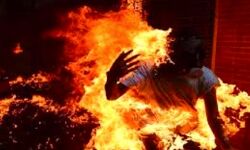 बुजुर्ग दंपत्ति को बचाने में नौकर ने जान गवायीं बुजुर्ग दंपत्ति को बचाने में नौकर ने जान गवायीं