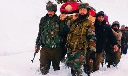 गर्भवती के लिए देवदूत बनकर पहुंचे सेना के जवान, पहुंचाया अस्पताल गर्भवती के लिए देवदूत बनकर पहुंचे सेना के जवान, पहुंचाया अस्पताल