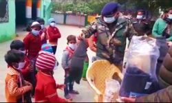 बचपन को याद कर IPS आदित्य प्रकाश पहुंच गए बच्चों के बीच बचपन को याद कर IPS आदित्य प्रकाश पहुंच गए बच्चों के बीच