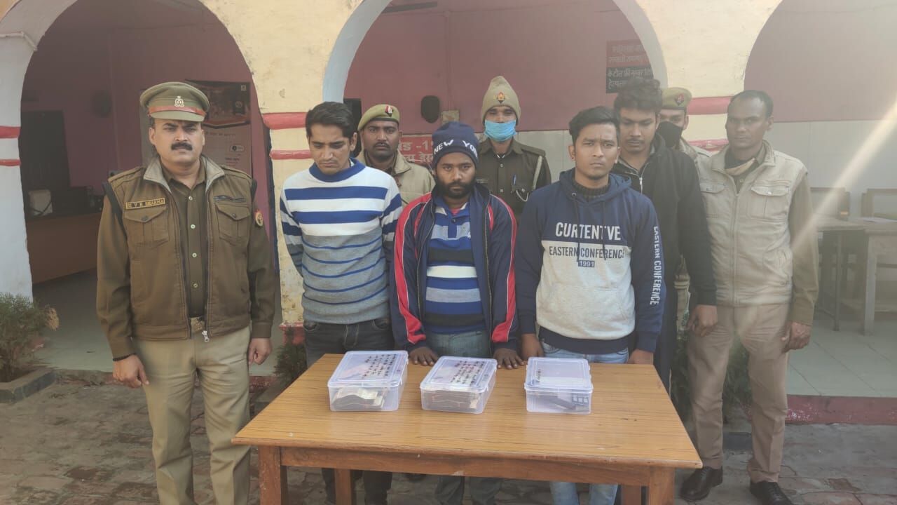 लूटे गये कैश व पिकअप के साथ चार शातिर गिरफ्तार लूटे गये कैश व पिकअप के साथ चार शातिर गिरफ्तार
