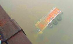 अनियंत्रित ट्रक गंगा में गिरा,चालक की मौत एक घायल