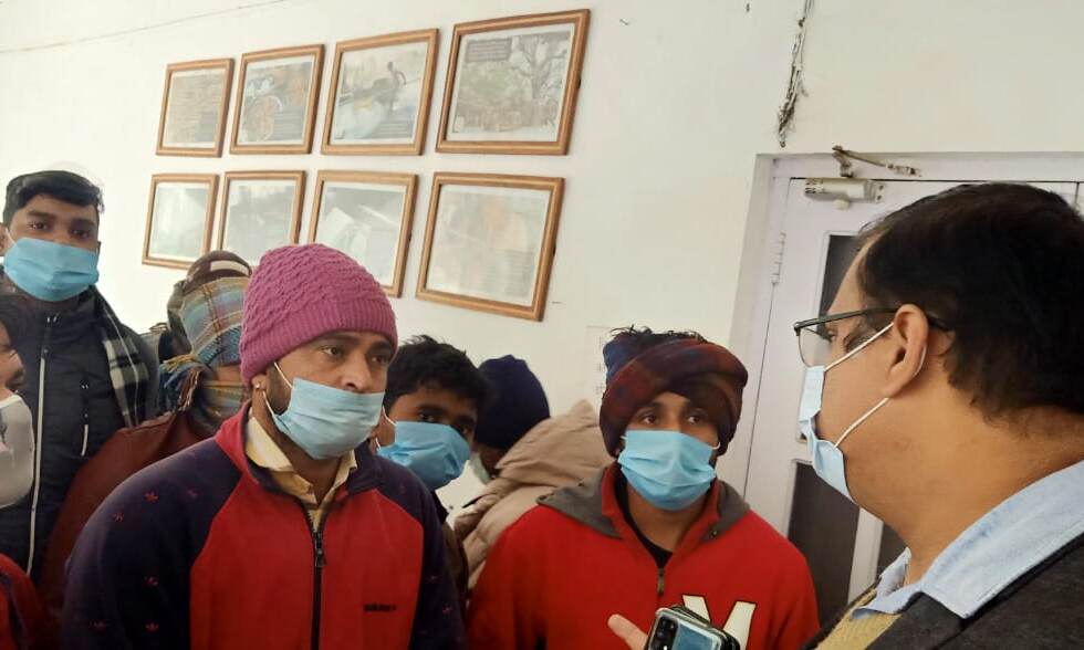 पैंठ ना लगने से परेशान दुकानदारों ने कलेक्ट्रेट में किया धरना प्रदर्शन