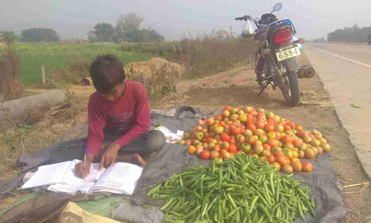 वक्त साथ ना दे मेरा, मगर चलना मुझे आता है