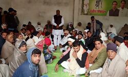 रालोद नेता पुलिस से झड़प के बाद सड़क पर धरने पर बैठे रालोद नेता पुलिस से झड़प के बाद सड़क पर धरने पर बैठे