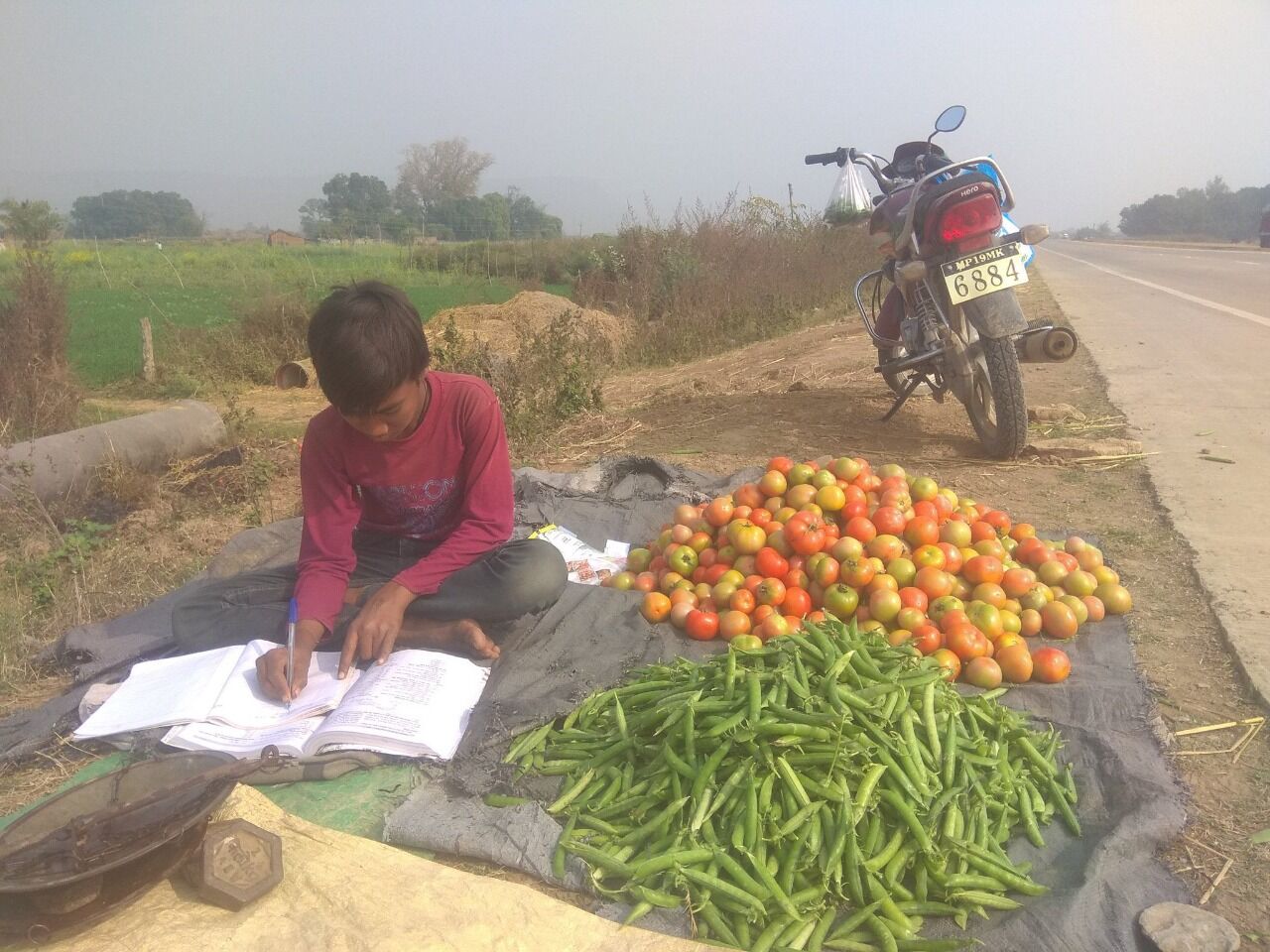 वक्त साथ ना दे मेरा, मगर चलना मुझे आता है