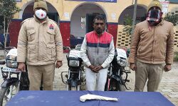 जेल कर्मी बताकर ठगी करने वाला मुठभेड़ में गिरफ्तार