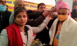 समस्याएं सुनने पब्लिक के बीच पहुंचा सरकार का नुमाईन्दा समस्याएं सुनने पब्लिक के बीच पहुंचा सरकार का नुमाईन्दा