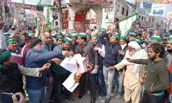 भाकियू ने नारेबाजी के बीच जलाई कृषि बिलों की प्रतियां भाकियू ने नारेबाजी के बीच जलाई कृषि बिलों की प्रतियां