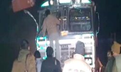 ट्रक पलटने से दो युवकों की दर्दनाक मौत, नाराज ग्रामीणों ने लगाई आग ट्रक पलटने से दो युवकों की दर्दनाक मौत, नाराज ग्रामीणों ने लगाई आग