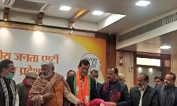 PM मोदी की टीम के पूर्व IAS की BJP में हुई एंट्री PM मोदी की टीम के पूर्व IAS की BJP में हुई एंट्री