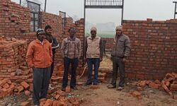 विरोध करते हुए दबंगों ने निर्माणाधीन पंचायत घर की दीवार तोड़ी विरोध करते हुए दबंगों ने निर्माणाधीन पंचायत घर की दीवार तोड़ी