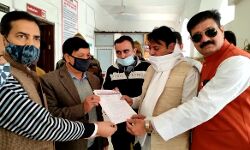 व्यापारियों ने धरना प्रदर्शन करके सरकार से मांगा राहत पैकेज व्यापारियों ने धरना प्रदर्शन करके सरकार से मांगा राहत पैकेज