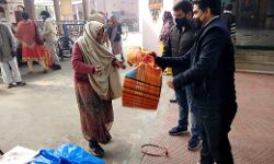 डूडा अधिकारी ने गरीबों की सेवा कर मनाया मकर संक्रांति पर्व डूडा अधिकारी ने गरीबों की सेवा कर मनाया मकर संक्रांति पर्व