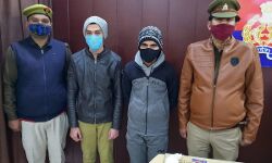 तमंचे से काटा बर्थडे केक, तोहफे में मिली हथकड़ी तमंचे से काटा बर्थडे केक, तोहफे में मिली हथकड़ी