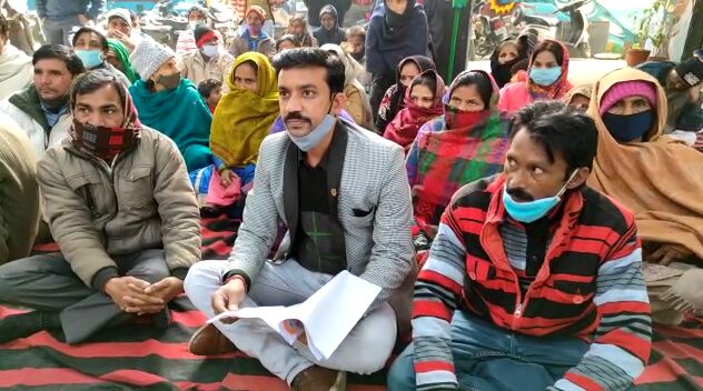 समस्याओं को लेकर सविप्रा कार्यालय पर किया प्रदर्शन समस्याओं को लेकर सविप्रा कार्यालय पर किया प्रदर्शन