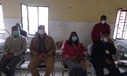 डीएम ने गांव मखियाली से की कोरोना वैक्सीन के टीकाकरण की शुरुआत