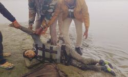 कड़कड़ाती ठंड: युवक को बचाने गंगा में कूदे पुलिस कर्मी कड़कड़ाती ठंड: युवक को बचाने गंगा में कूदे पुलिस कर्मी