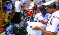 यातायात नियमों की अनदेखी करने वाले 954 लोगों का चालान यातायात नियमों की अनदेखी करने वाले 954 लोगों का चालान