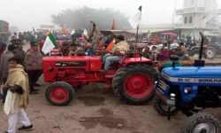 कृषि कानूनों के विरोध में किसानों ने निकाला ट्रैक्टर मार्च