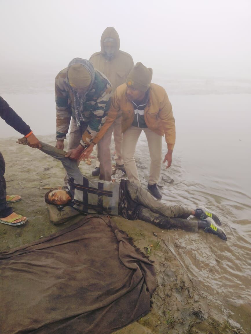 कड़कड़ाती ठंड: युवक को बचाने गंगा में कूदे पुलिस कर्मी