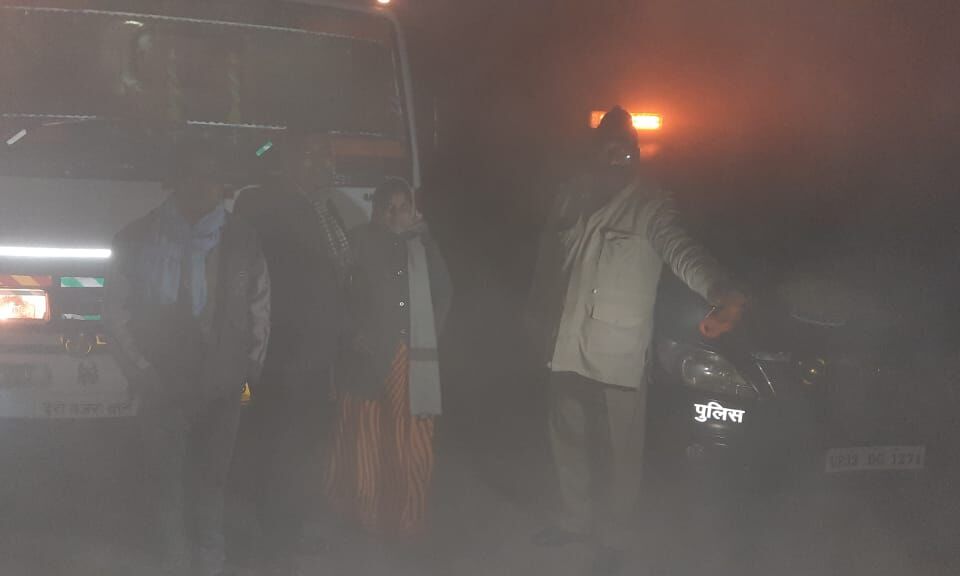 सुनसान स्थान पर सर्द रात में महिला की गाड़ी हुई खराब