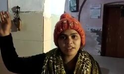 जाग उठीं दुर्गा, लुटेरे को पीटते हुए ले गई थाने