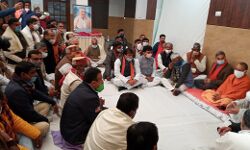 CM योगी ने कैबिनेट मंत्री के पिता को दी श्रद्धांजलि CM योगी ने कैबिनेट मंत्री के पिता को दी श्रद्धांजलि