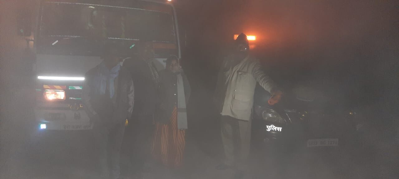 सुनसान स्थान पर सर्द रात में महिला की गाड़ी हुई खराब