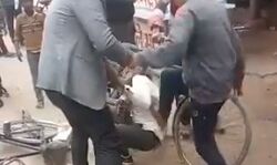 दबंगईः साईकिल सवार पर लात-घूसों से प्रहार