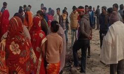 लोगों से भरी नाव गंगा में डूबी-मचा हडकंप लोगों से भरी नाव गंगा में डूबी-मचा हडकंप