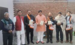 मंदिर निर्माण धन संग्रह के लिए आए लोगों का सम्मान कर मनीष चौधरी ने दिया चंदा